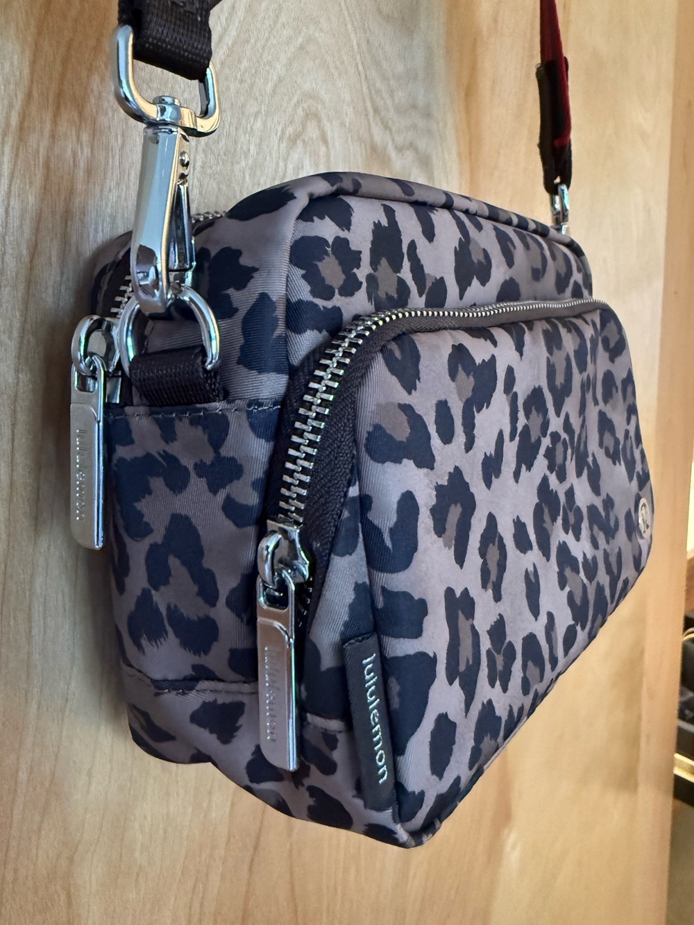 Lululemon Everywhere Crossbody 2L - leopard - Picture 4 of 10